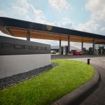 porsche-inaugura-seu-primeiro-lounge-de-carregamento-rapido-para-carros-eletricos
